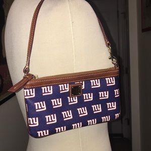 Dooney&Bourke New York Pocchette Small 😘